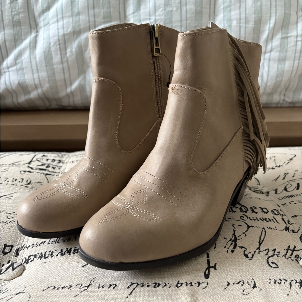 EUC Sam & Libby Fringe Watson Western Cowboy Ankle Boots Booties Putty Beige